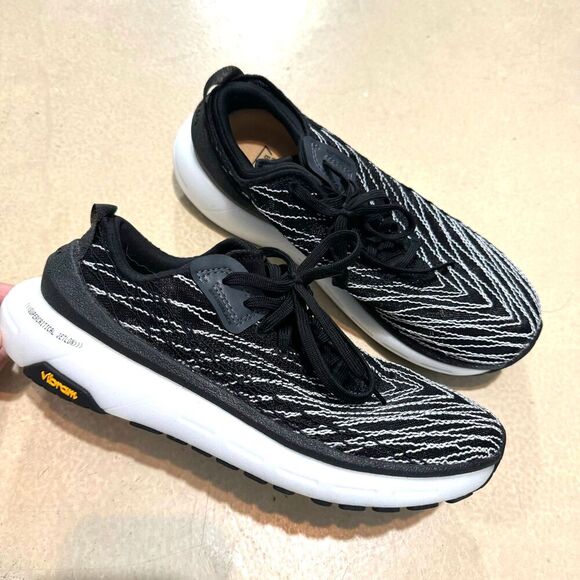 NWOT BRANDBLACK Tarantula Sneaker Shoes Vibram Running Athletic Black Women sz 8 - Picture 1 of 12